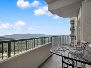 Uhost AI - 2BR 2BA Suite with Balcony - 6 Sleeps - 8