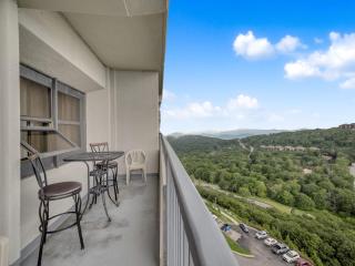 BnB Hyperion - Top-Floor Condo w Balcony & Pool - Sugar Mountain - 1