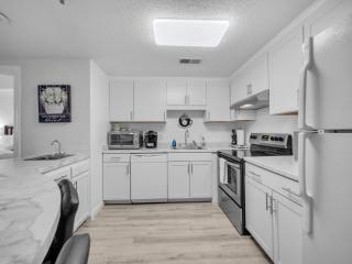 Uhost AI - 2BR 2BA Suite with Balcony - 6 Sleeps - 1
