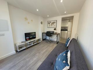Bumblebee Bungalow - With separate office and gaming space by Catchpole Stays - Colchester - 8