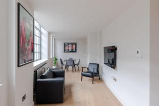 The Eyre Suite Four - Farringdon - by Frankie - 3