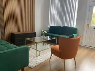 3-Bed House Near M1 & Meadowhall with Free Parking - 1