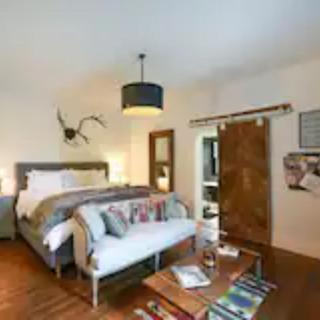 A Whimsical Farmhouse Retreat- Suite 3 - Berryville - 2