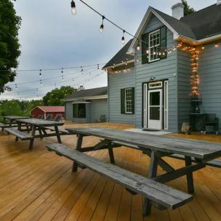 A Whimsical Farmhouse Retreat- Suite 3 - Berryville - 1