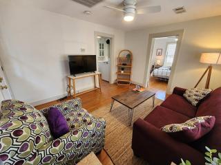 Cute & Quiet Garage Apt Home - 7