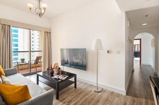 La Buena Vida Holiday Homes - Modern, Luxe & Spacious 4-Bed, Full Kitchen, near to Beach, Tram & Marina - Dubai - 1