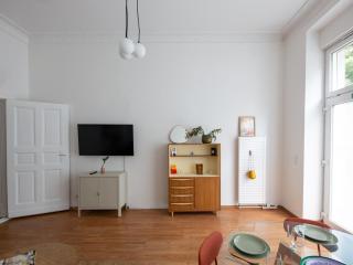 Hip & Beautiful City Apartment - 2
