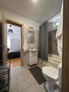 2 Bedroom Artsy Apartment - Bucarest - 9