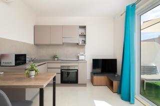 Sunlit Stylish Penthouse with Hot Tub - Close to Sliema Promenade, St Julian's & St Georges Bay - Il-Gżira - 8