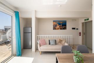Sunlit Stylish Penthouse with Hot Tub - Close to Sliema Promenade, St Julian's & St Georges Bay - 1