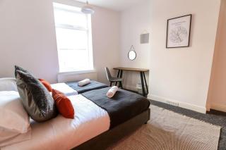 Beautiful 3 Bedroom House - Sleeps 5 Free Parking - 3