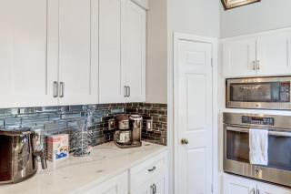Houston Retreat w/ Smart TVs: Walk to Golf Course! - 1