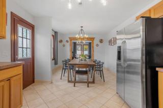 Renovated 6BR 2BA AC home and Game Room - 4