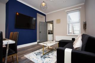 Modern Interior Spacious Four Bedroom Apartment - Westoe - 8