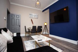 Modern Interior Spacious Four Bedroom Apartment - Westoe - 6