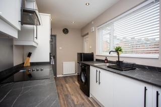 Modern Interior Spacious Four Bedroom Apartment - Westoe - 5