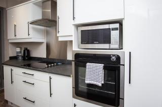 Modern Interior Spacious Four Bedroom Apartment - Westoe - 4