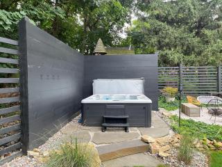 Ode to the '70's creative private home with pool - Honey Brook - 7
