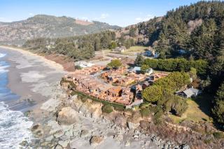 Ocean Front Cabin 16, Jacuzzi & Incredible Views - Smith River - 2