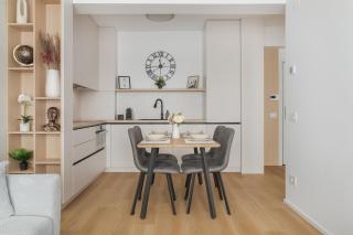 Urban Suite- Luxe 2BR with Balcony and Parking - Oradea - 4
