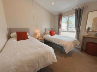 2 Lakeside, Luxury lodge with private garden & parking - Patrington - 1