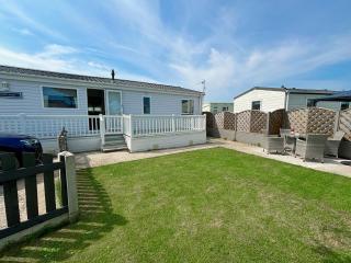 2 Lakeside, Luxury lodge with private garden & parking - Patrington - 5