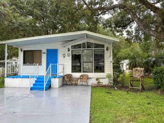 Rhinestone, Cowboy Retreat - 8