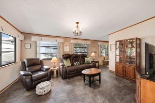 Rhinestone, Cowboy Retreat - 7
