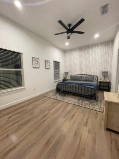 New Home in Lockhart with a Groovy Lounge - Lockhart - 3