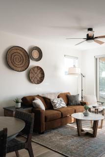 Chic Condo - Near Town and Trails - Hot Tub - Deck - 4