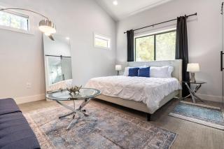 Downtown Mini Mansion - Walk to Rainey - 9