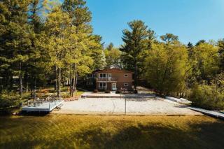 TC Lake Stay with Pontoon & SUP Rentals - Sleeps 6! - Traverse City - 7