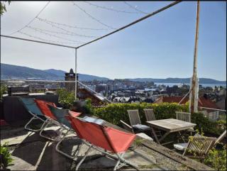 Nydelig hus med privat hage og fantastisk utsikt over Fisketorget, Bryggen og Bergen sentrum - Bergen - 0