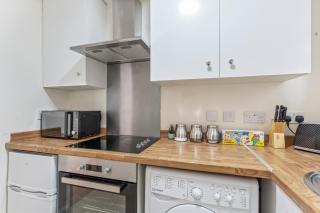 2 Bed Flat - Gatwick Airport - FREE PARKING - 3