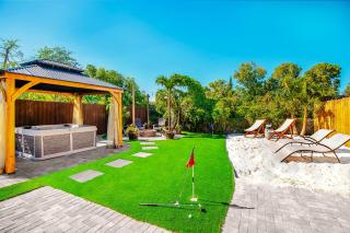 Coastal Farmhouse with mini Golf, Private Beach &Spa - Naples - 0