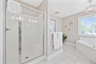 New Listing, 2min WALK to Beach, Single Family Home, Pet Friendly, HotTub, Smart TV, Sleeps 10, Private Backyard - Myrtle Beach - 2