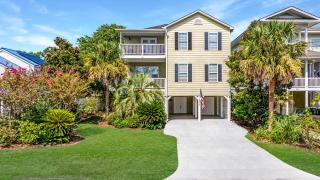 New Listing, 2min WALK to Beach, Single Family Home, Pet Friendly, HotTub, Smart TV, Sleeps 10, Private Backyard - Myrtle Beach - 0