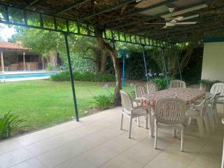 Amplia casa con jardín quincho y piscina - Ciudad Lujan de Cuyo - 2