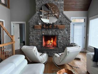 The Rowanwood - Muskoka Cottage Retreat - 8