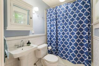 Stylish 4BR Belmont Haven with Saltwater Hot Tub - 1