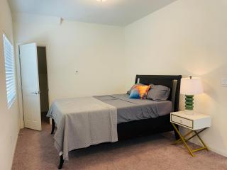 Fun 3-Story House in Vegas - 9mins to Strip and Airport! - Las Vegas - 1