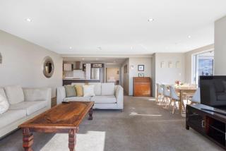 Sun filled & Spacious with Ocean Views & beach - 3