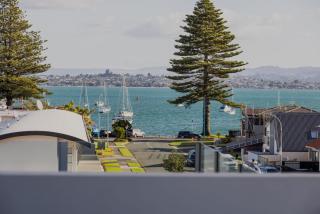 Sun filled & Spacious with Ocean Views & beach - 9