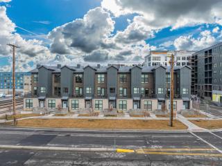 Downtown Lux Townhouse 3Bd 4Ba 2 King Bed, Garage - 3