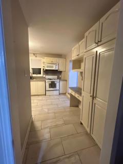 3 Room Set for Up to 8 people- 10 minutes from Kitchener Airport, Walking to Transit - 3