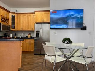 Downtown 2BR Huge Patio Free parking WiFi - 3