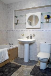 Modern 5 Bedroom Detatched House FREE DRIVEWAY PARKING CONTRACTORS AND FAMILIES - 8