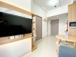 Best Homey 1BR at 25th Floor Vasanta Innopark Apartment By Travelio - Cikarang - 5