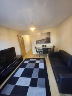 Beautiful 4 bedroom home with Parking by Lakeside - 9