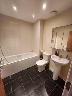 4 Bed House - Sleeps 8 - Wifi - Parking - 4